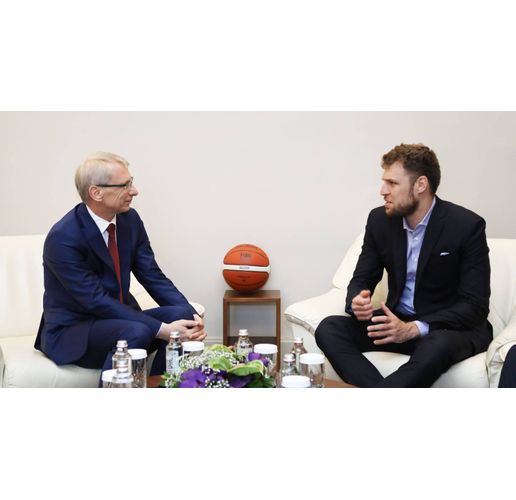 Министър-председателят Денков и българският баскетболист Александър Везенков