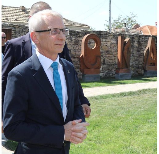 Министър-председателят при откриването на паметника на Димчо Дебелянов в Двора на кирилицата