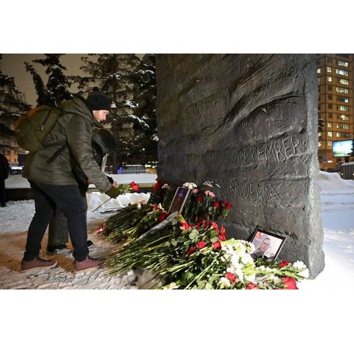 Много хора не се подчиниха на заповедта в Русия и оставяха цветя и свещи в памет на Навални