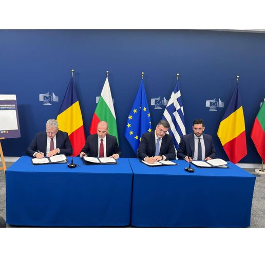 Подписи под документа поставиха вицепремиерът и министър на транспорта и съобщенията Гроздан Караджов, алтернативният министър на транспорта на Гърция Константинос Киранакис и държавният секретар по транспорт на Румъния Йонут Кристиан Савою