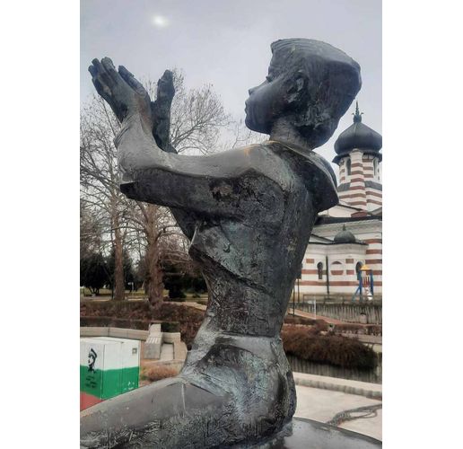 Мъж откърти с чук част от емблематичната скулптура "Щастливеца" в Плевен