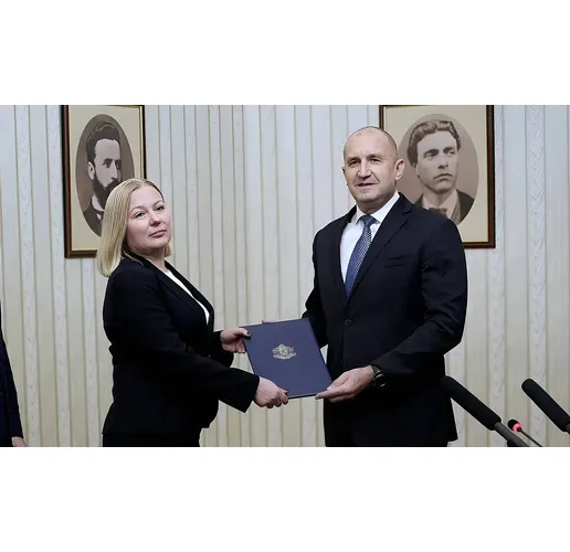 Надежда Йорданова получи и върна мандата