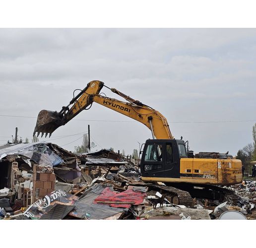 Събарянето на незаконните постройки в кв. "Захарна фабрика"