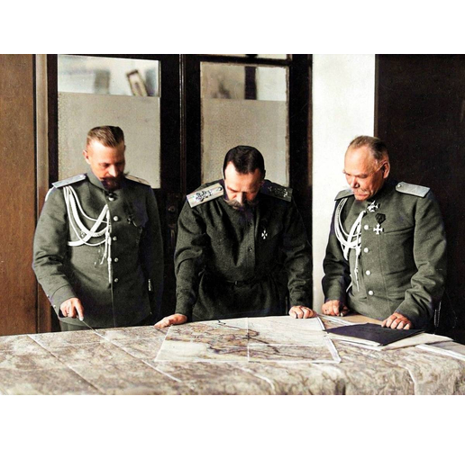 Николай Втори (в средата )