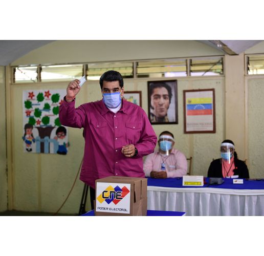 Николас Мадуро гласува