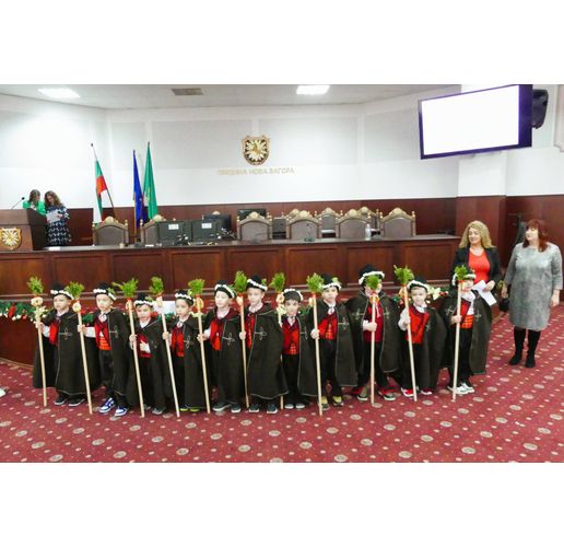 С песни и наричания за здраве и берекет коледарчета внесоха празнично настроение в Общинския съвет в Нова Загора