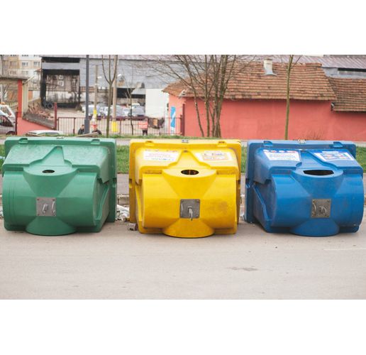 Обърнати контейнери за битови отпадъци в Мездра