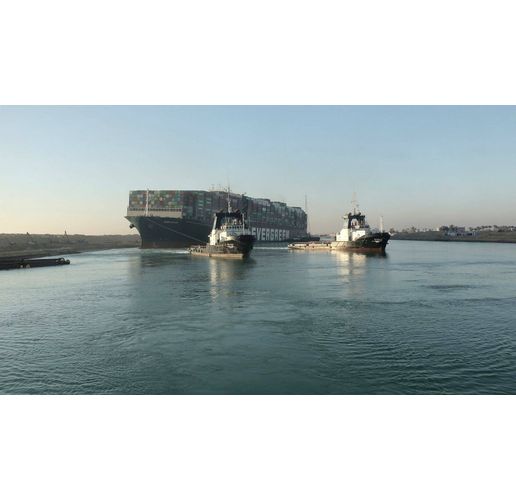 Огромния контейнеровоз "Евър гивън" в Суецкия канал