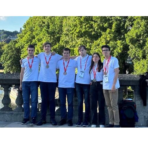 Българските математици се завърнаха с 5 медала от международната олимпиада във Великобритания