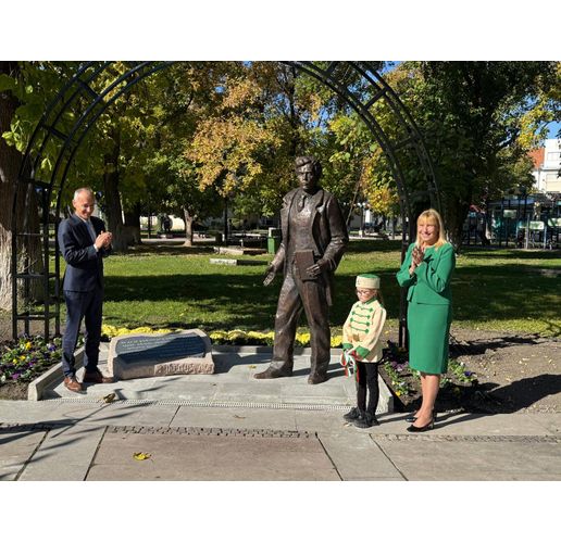 Министър Вълчев откри първия в България паметник на Стоян Омарчевски