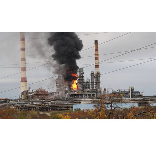 Опожарена руска рафинерия, атакувана от украински дронове