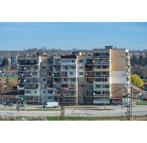 Определени са изпълнителите за санирането на два жилищни блока в Мездра
