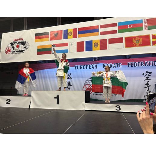  Осемгодишната Анна Видинова от Карлово - с бронзов медал от европейското по карате