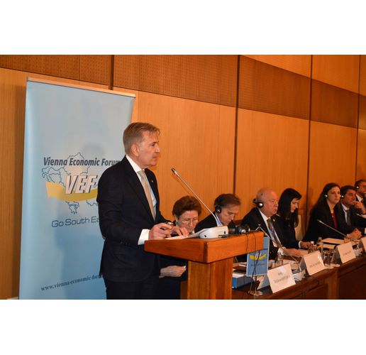 Министърът на икономиката и индустрията д-р Петко Николов по време на Виенския икономически форум, който се провежда в София
