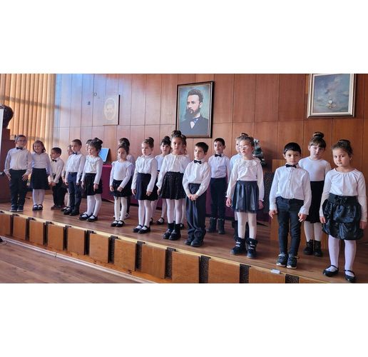 Поетичен рецитал за Ботев представиха децата от ДГ "Радост" в град Калофер
