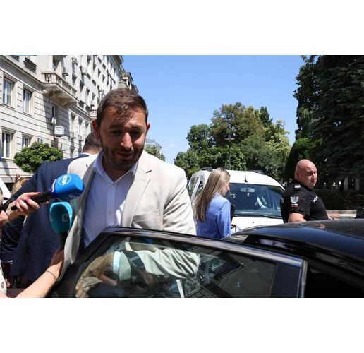 Полицията отвежда Никола Барбутов