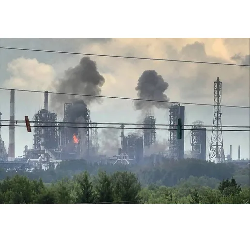 Поразеният нефтопреработвателен завод