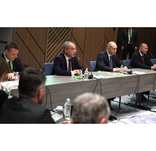 Премиерът Гълъб Донев по време на кръгла маса за енергетиката