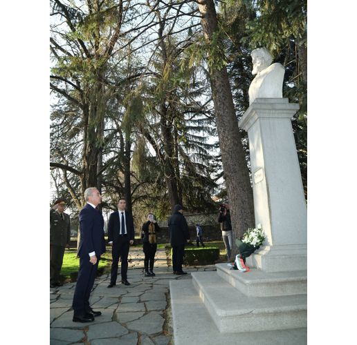 Премиерът Гълъб Донев пред паметника на Христо Ботев