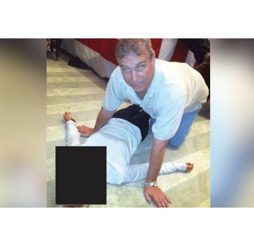 Публикуваните документи включват и снимки, които показват Андрю коленичил на пода да докосва талията на неидентифицирана жена