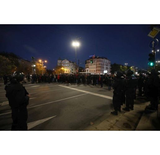 Протест на футболни фенове блокира ключови столични булеварди