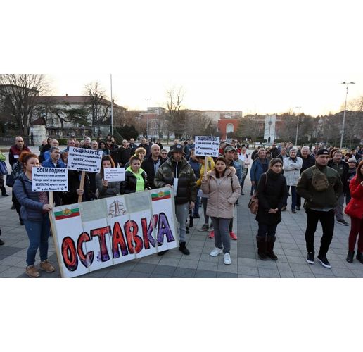 Протест срещу кмета на Плевен, граждани оставят стотинки пред общината