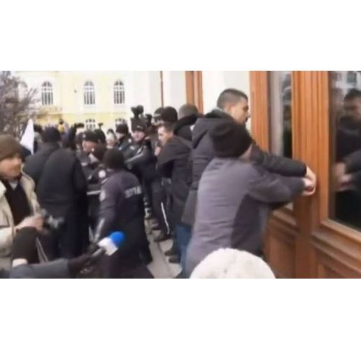 Протестиращи опитват да проникнат в парламента