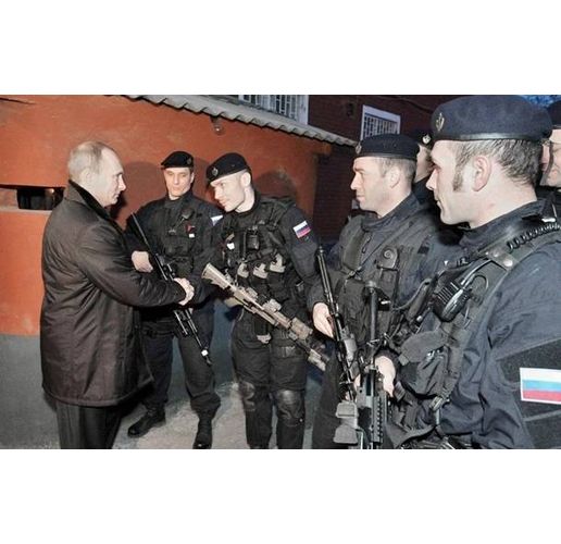 Владимир Путин се ръкува с боеца от отряда "Алфа" на ФСБ (сега ръководител на "Център 795") Денис Фисенко