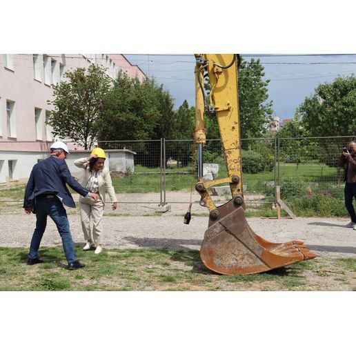 Направиха символичната първа копка за изграждане на Център за високи постижения в ПГДС "Цар Иван Асен II" - Хасково