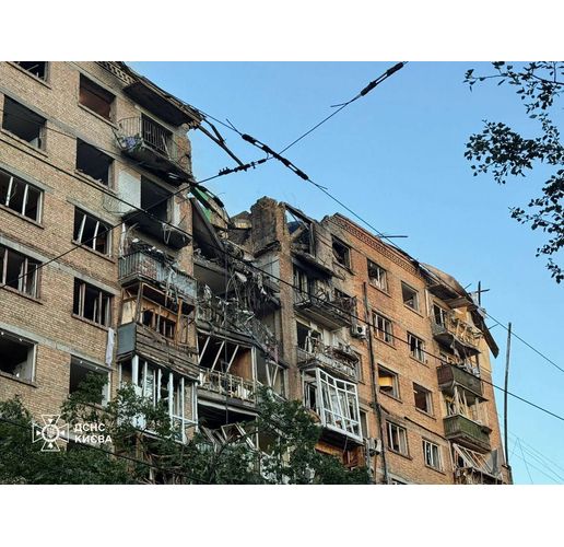 Разрушена жилищна сграда в Киев