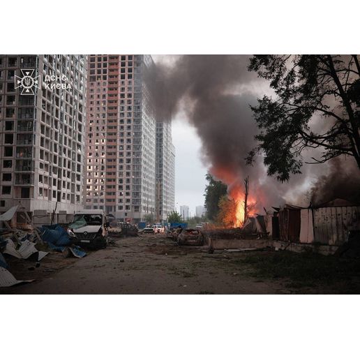 Разрушения и пожари, вследствие на поредния масиран руски терористичен удар  в Киев