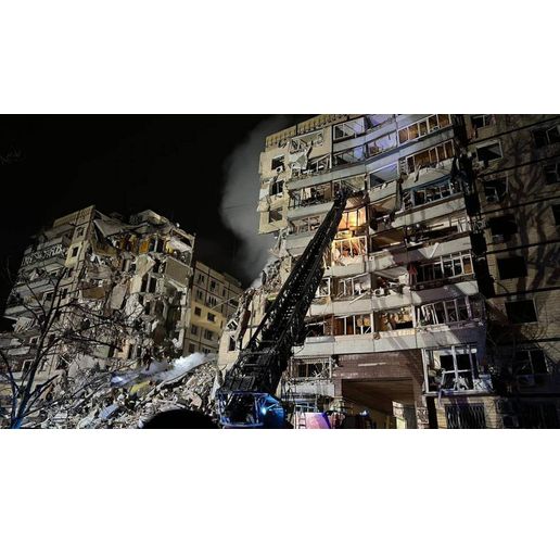 Разрушеният вход на многоетажния блок