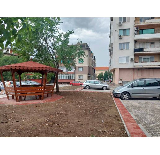 Реновираното междублоково пространство в Асеновград