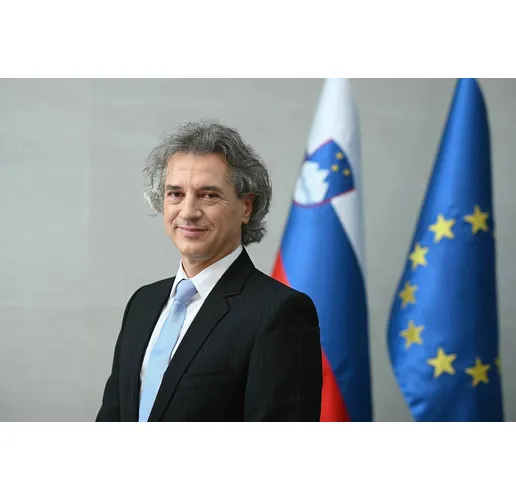 Роберт Голоб