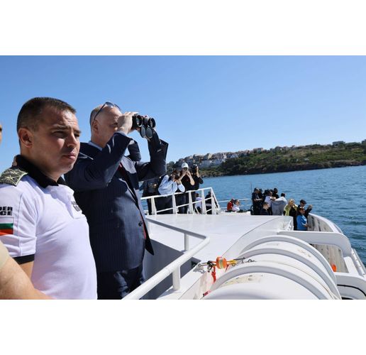 Премиерът и вътрешният министър Даниел Митов днес са в Созопол, по повод учението "Синя граница" на Главна дирекция "Гранична полиция"