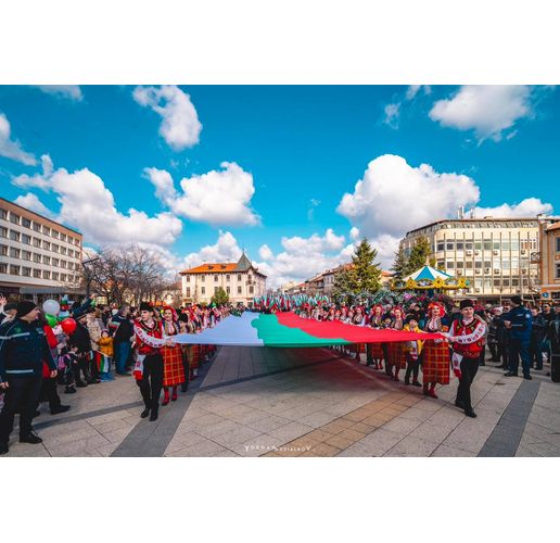 С празнично шествие Враца отбеляза Националния празник