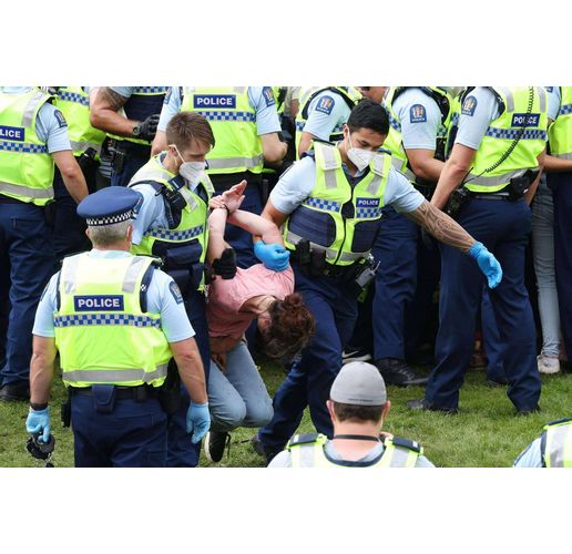 Сбблъсъци на протестиращи с полицията в Нова Зеландия