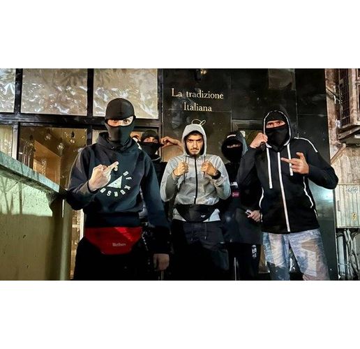 Светльо Младенов в гангстерска поза (в средата) със свои приятели от квартала
