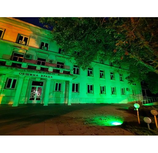 Сградата на Община Враца бе осветена в зелено