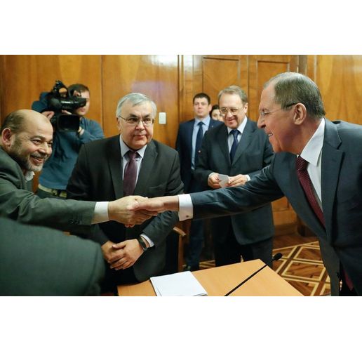 Сергей Лавров се ръкува с Абу Марзук, високопоставен член на Хамас