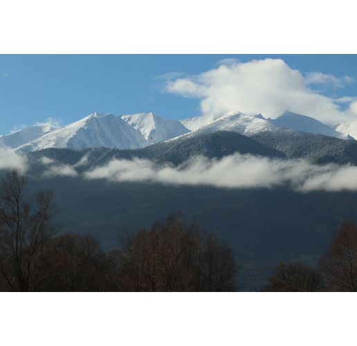 Сленчево есенно време, с минимална облачност