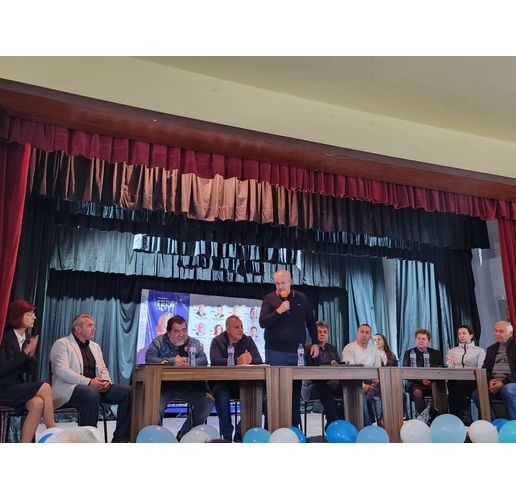Среща на Калоян Илиев и кандидатите за общински съветници в село Веринско