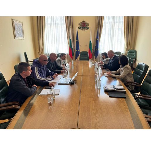Среща на Росен Желязков със синдикатите. В разговорите участва също министърът на финансите Теменужка Петкова