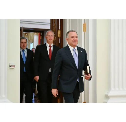 Стив Уиткоф - зад него е Кирил Дмитриев