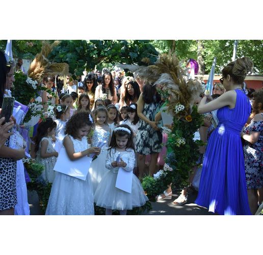 Стотици момиченца участваха днес в уникалния за страната ритуал “Каленица” в Асеновград
