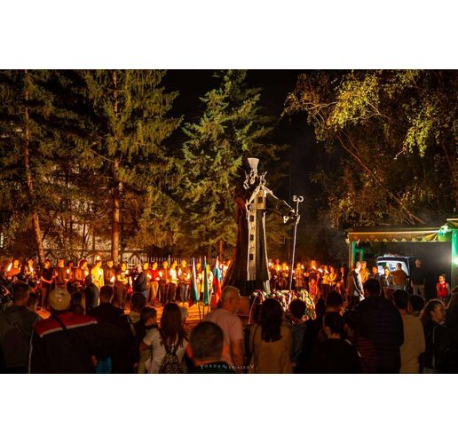 Стотици се включиха във факелното шествие за Деня на будителите във Враца