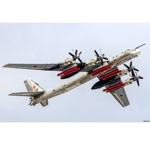 Стратегически бомбардировач Т-95 с крилати ракети Х-101