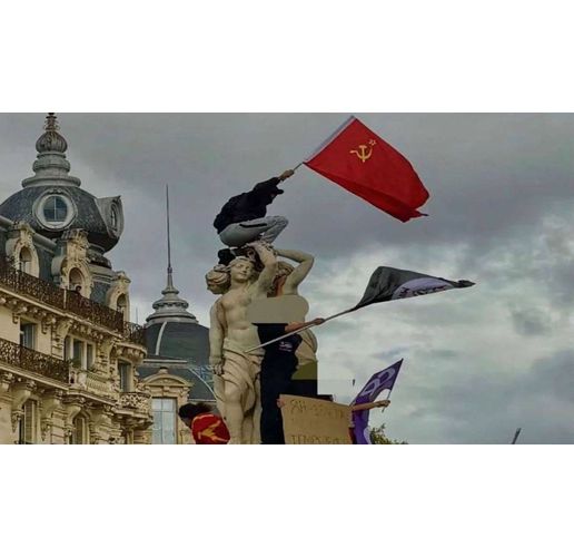 Съветски флаг на протестите в Париж