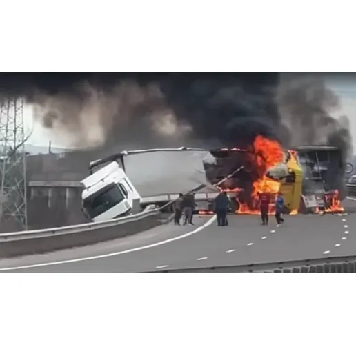 ТИР изгоря след тежка катастрофа на Северната скоростна тангента, районът е блокиран 