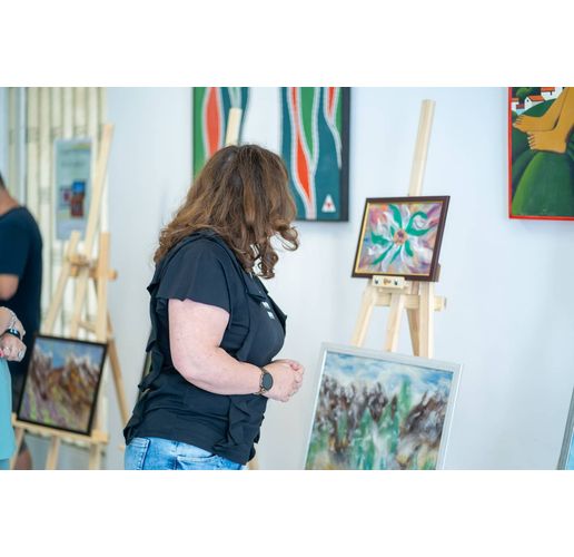 Изложба на картини от цветна вълна е подредена в Община Мездра 